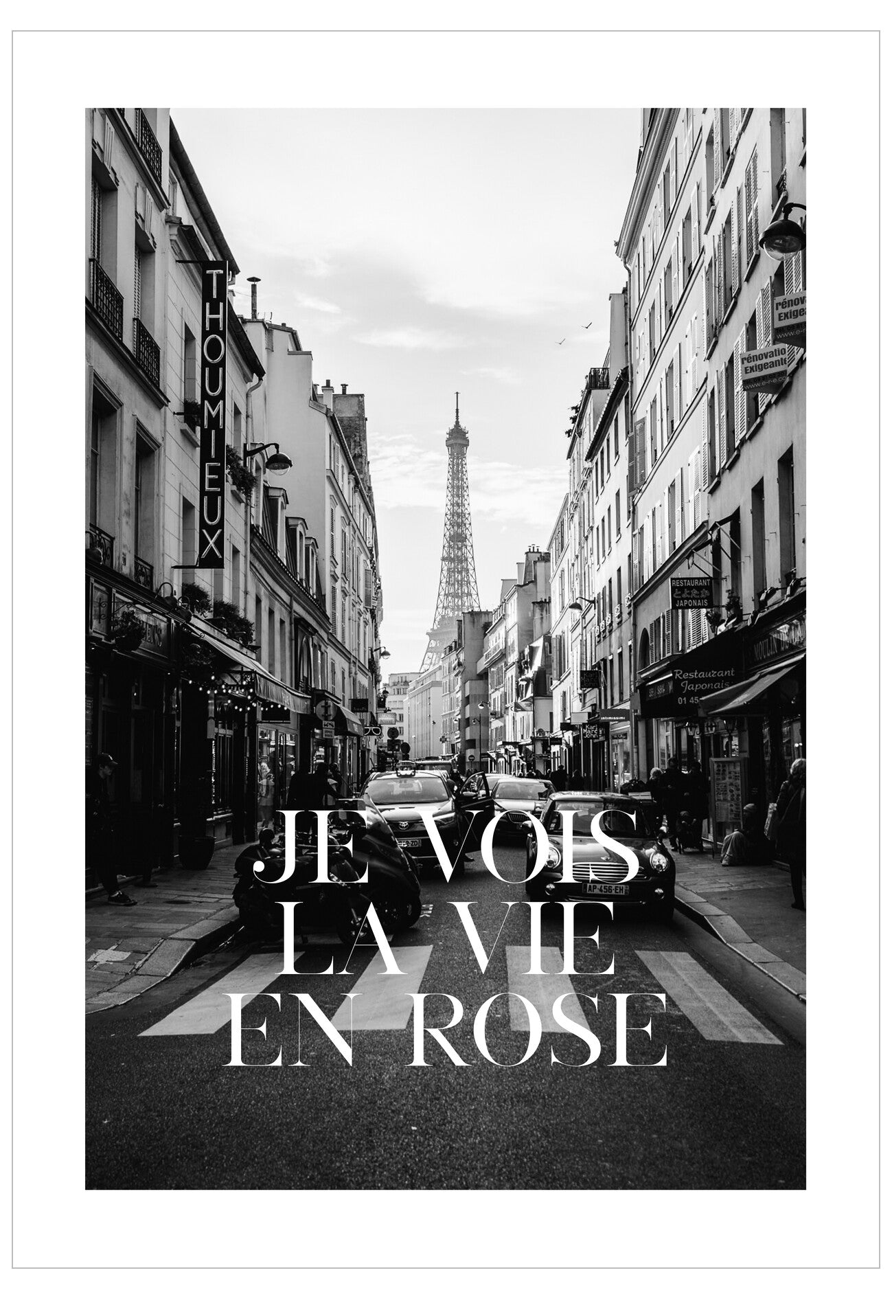 Black and white street scene with Eiffel Tower and text 'Je vois la vie en rose' in Paris.