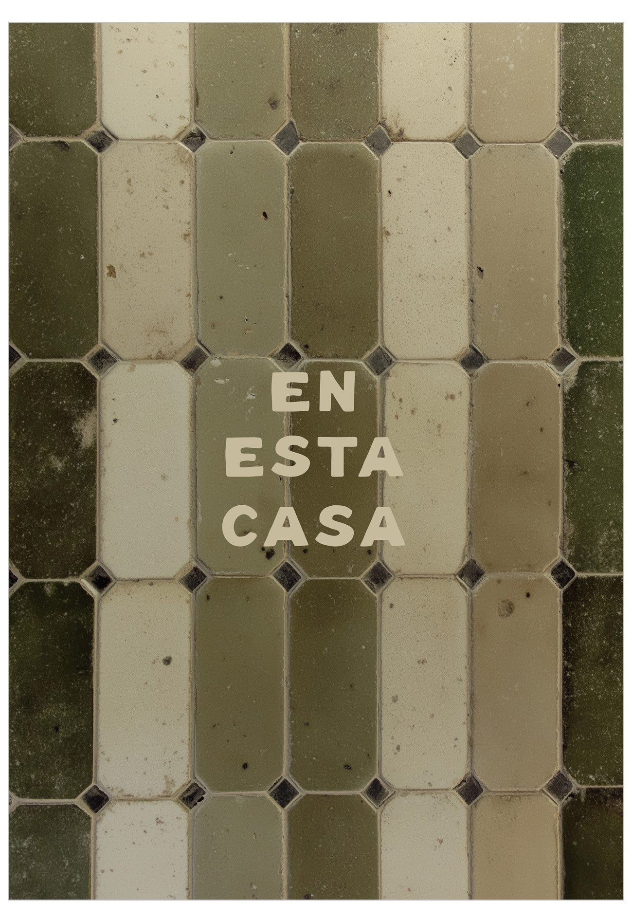 Tiled wall with 'EN ESTA CASA' text on a mosaic background
