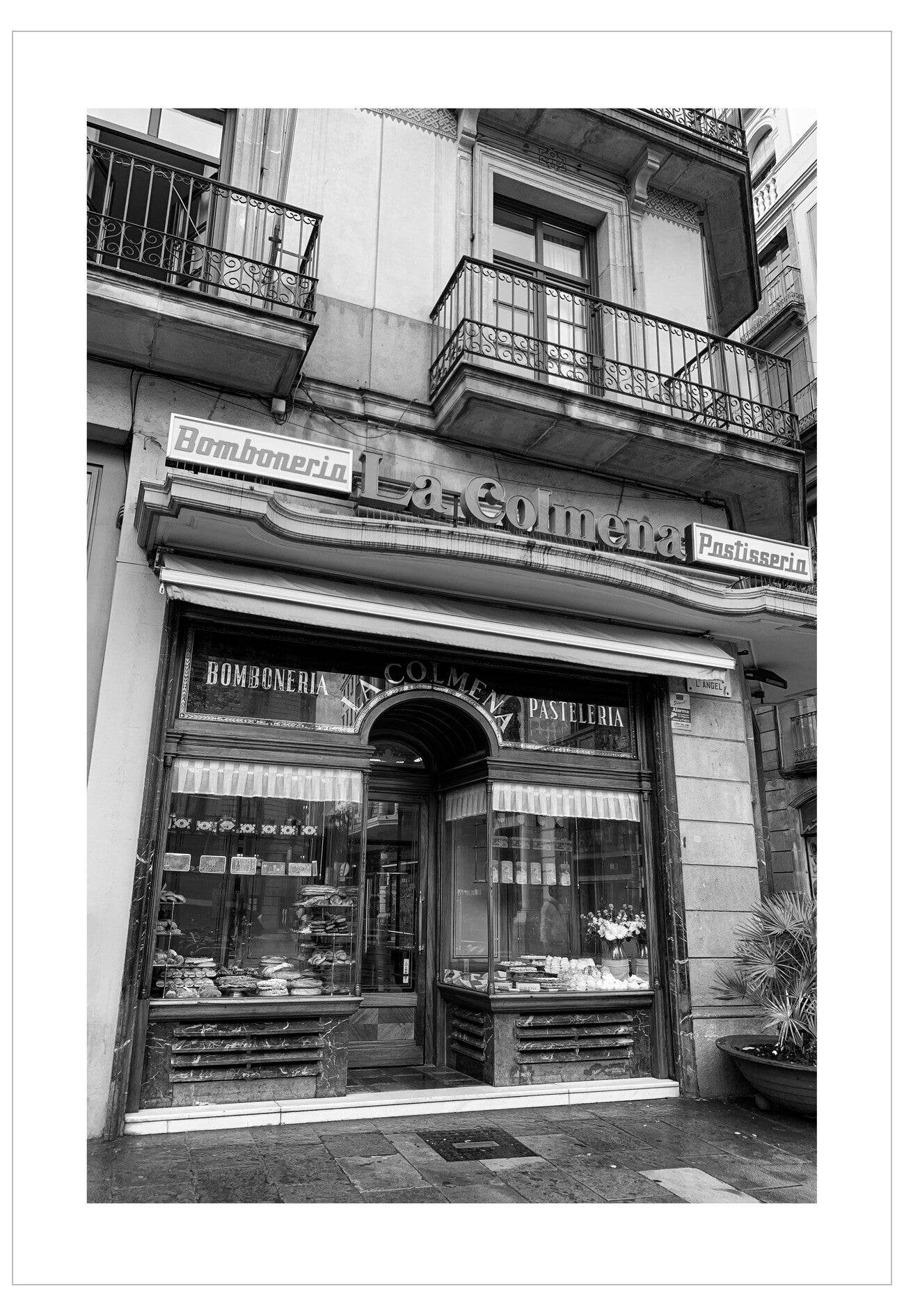 Black and white photo of a bakery storefront with 'La Comeréa' sign.
